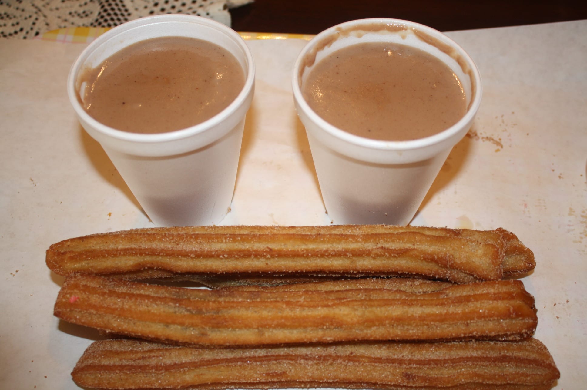 Churros y champurrado, la combinación perfecta (Foto Agustín Durán/El Pasajero).