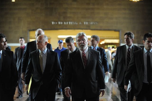 El gobernador del estado Jerry Brown se dirige a la rueda de prensa/ceremonia en donde se firmó el inicio de la construcción del tren bala en California. A su lado Art Leahy, Gerente General Ejecutivo de Metro, caminando por los pasillos de Union Station. (Foto Juan Ocampo/El Pasajero).