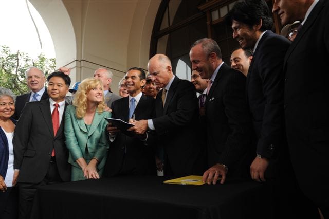 Momentos en que el gobernador del estado Jerry Brown firma el proyecto de ley para dar inicio a la construcción de tren bala en California. (Foto Juan Ocampo/El Pasajero).