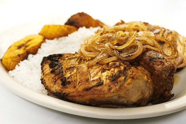 Deliciosas chuletas de puerco con cebolla.