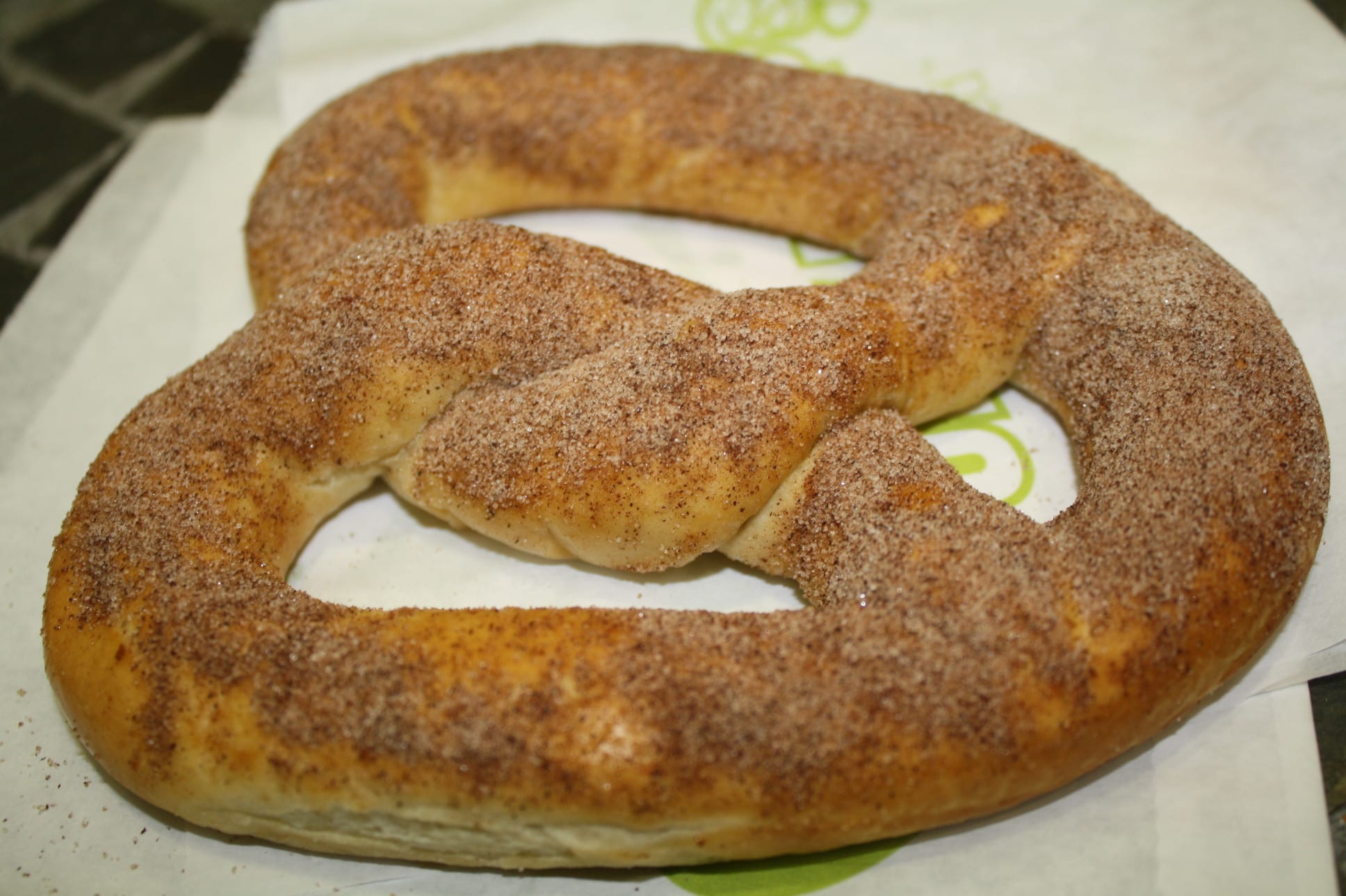 Pretzel de canela. (Foto Agustín Durán/El Pasajero).