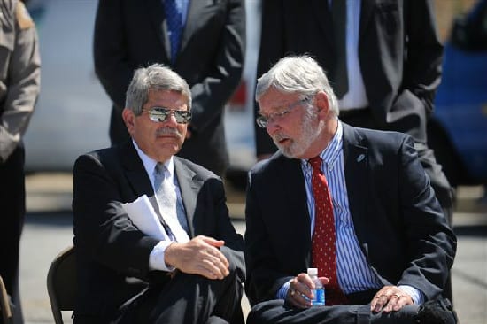 El supervisor del condado Zev Yaroslavsky y Art Leahy, Gerente General Ejecutivo de Metro durante la rueda de prensa en Sepulveda Pass esta mañana. Foto Juan Ocampo/Metro)