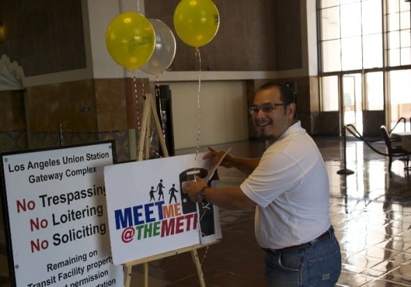 El director artístico de The Watts Village Theatre Guillermo Avilés-Rodríguez se prepara para la función. Foto Anna Chen/Metro).