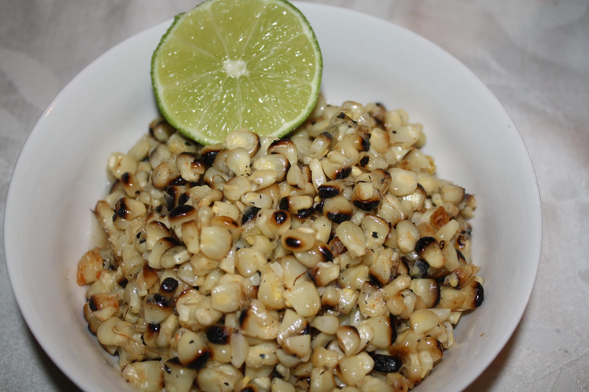 Esquites preparados con elotes asados. (Foto Agustín Durán/El Pasajero).