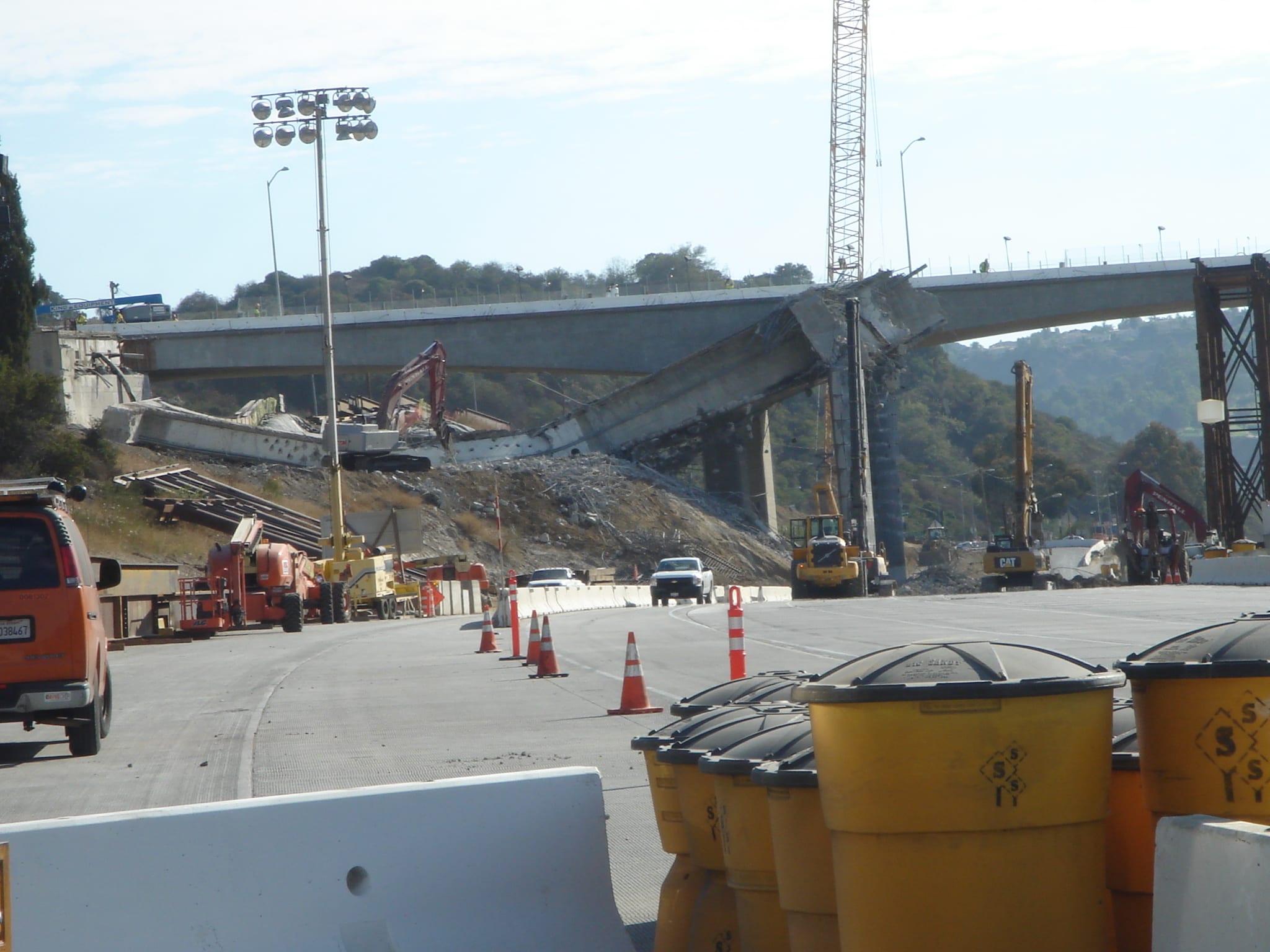 La parte este del puente se cayó en forma sorprendente y eso causó una demora de una par de hora mientras se decidia como continuar la demolición. 