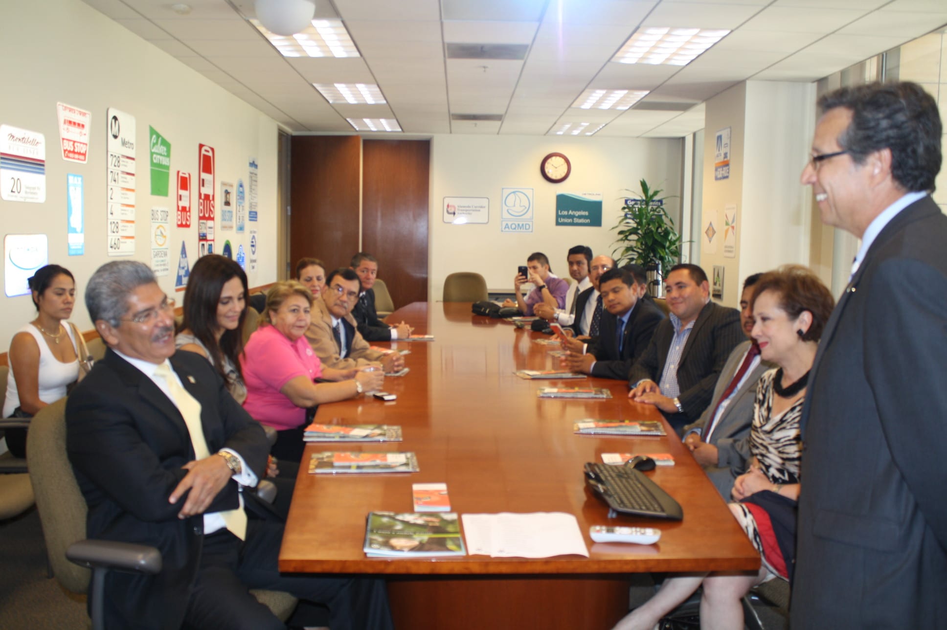 El Salvador en Metro Roberto Calix, representante de Metro explica a la comitiva salvadoreña la evolucionado el sistema del transporte público en Los Ángeles (Fotografía Agustín Durán/El Pasajero).