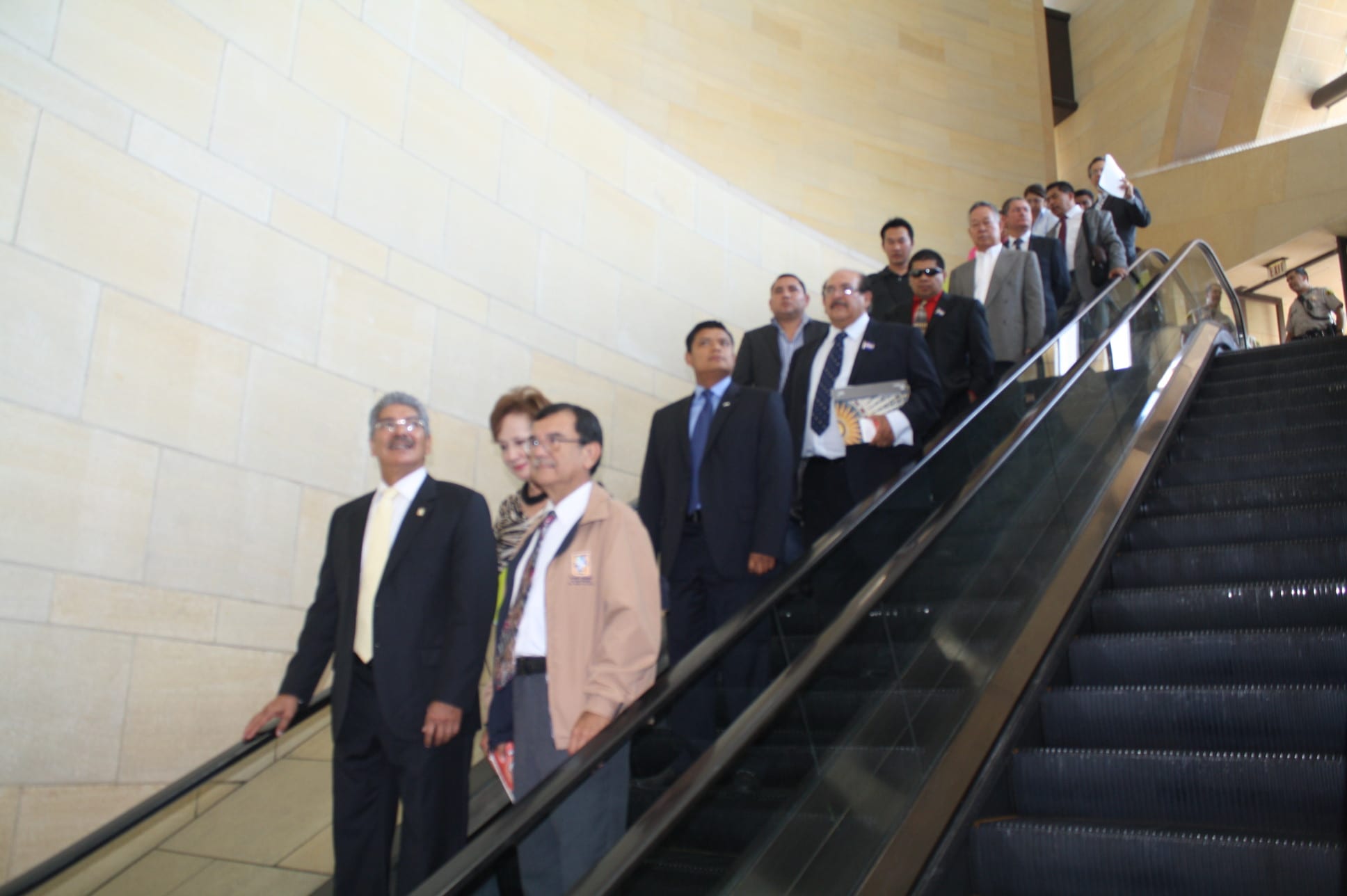 El Salvador en Metro Funcionarios salvadoreños descienden las escaleras rumbo a la plataforma de la Línea Roja en Union Station. (Foto Agustín Durán/El Pasajero).