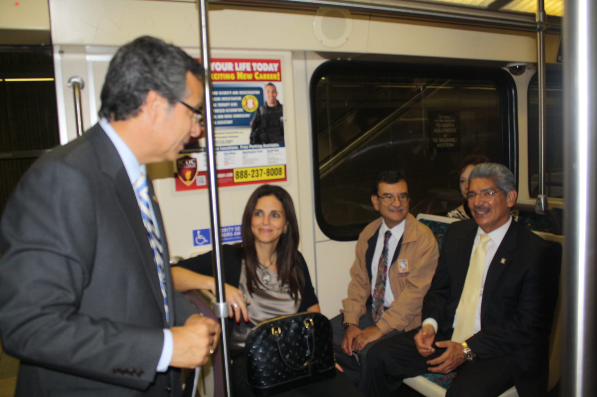 El Salvador Roberto Calix platica con el alcalde Dr. Norman Quijano, quien va acompañado de su esposa Ana Dacarett y otro funcionario en la Línea Roja del Metro (Foto Agustín Durán/El Pasajero).