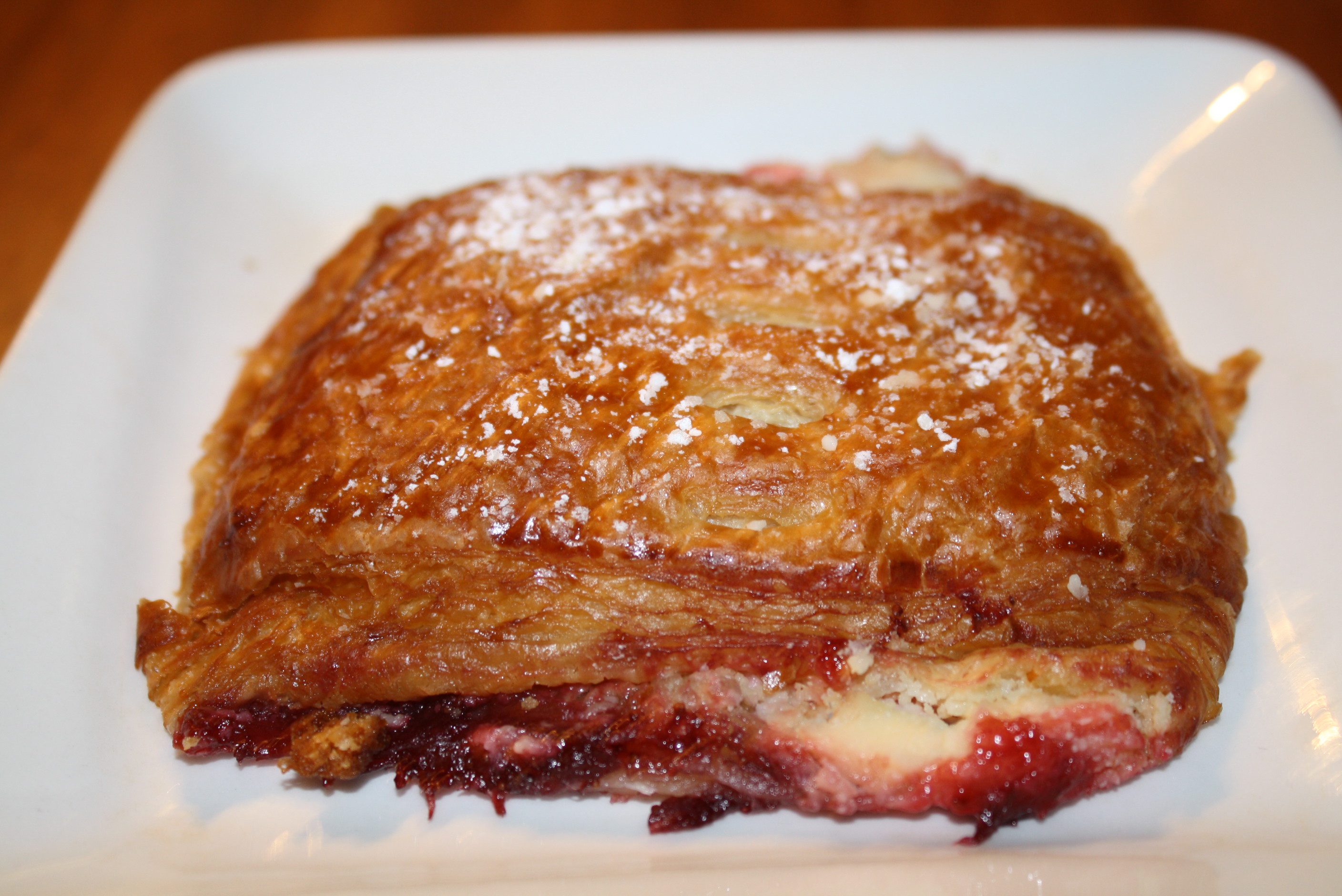 Pan de dulce relleno de fresas con crema y queso. (Foto Agustín Durán/El Pasajero)