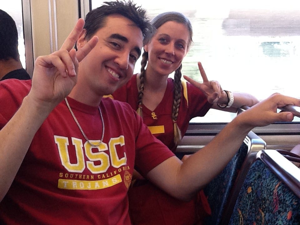 Fanáticos de los Troyanos de USC viajan en la Línea Expo rumbo al juego de futbol americano el sábado pasado. (Foto Marc Littman/El Pasajero)