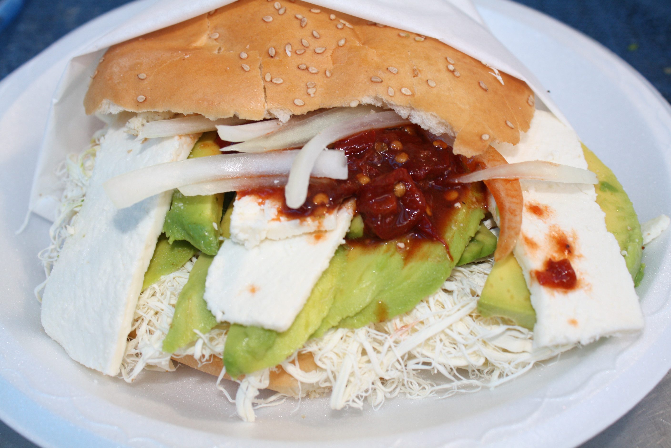 Cemitas Tepeaca Si usted es vegetariano, no se apure, Cemitas Tepeaca tiene la de Quesillo, con queso fresco, quesillo, aguacate, chipotles y papalo. (Foto Agustín Duarán/El Pasajero_.
