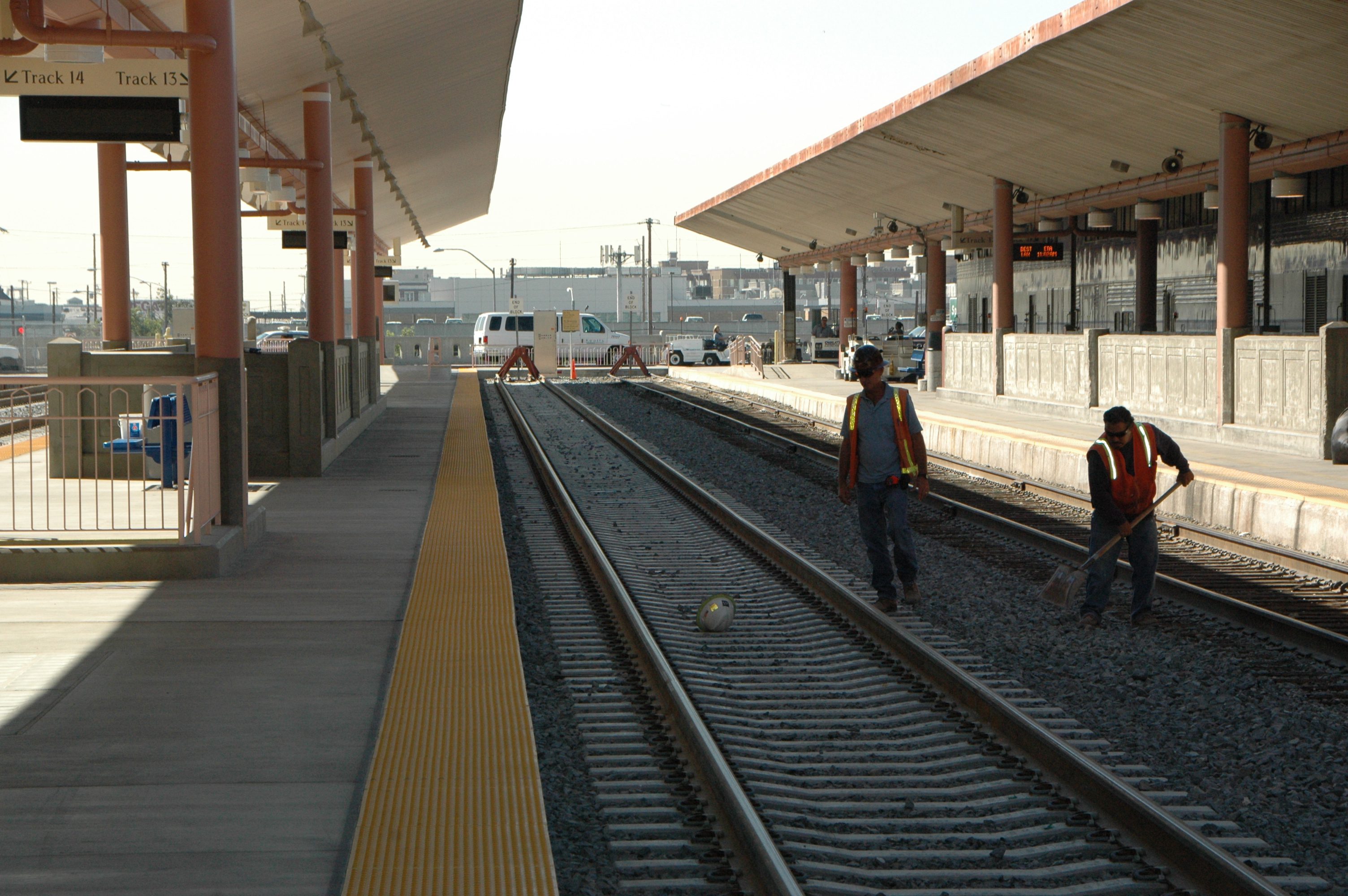 Trabajadores dando los últimos toques a las vías de trenes en la recien remodelada plataforma 13 y 14. (Foto José Ubaldo/El Pasajero0.