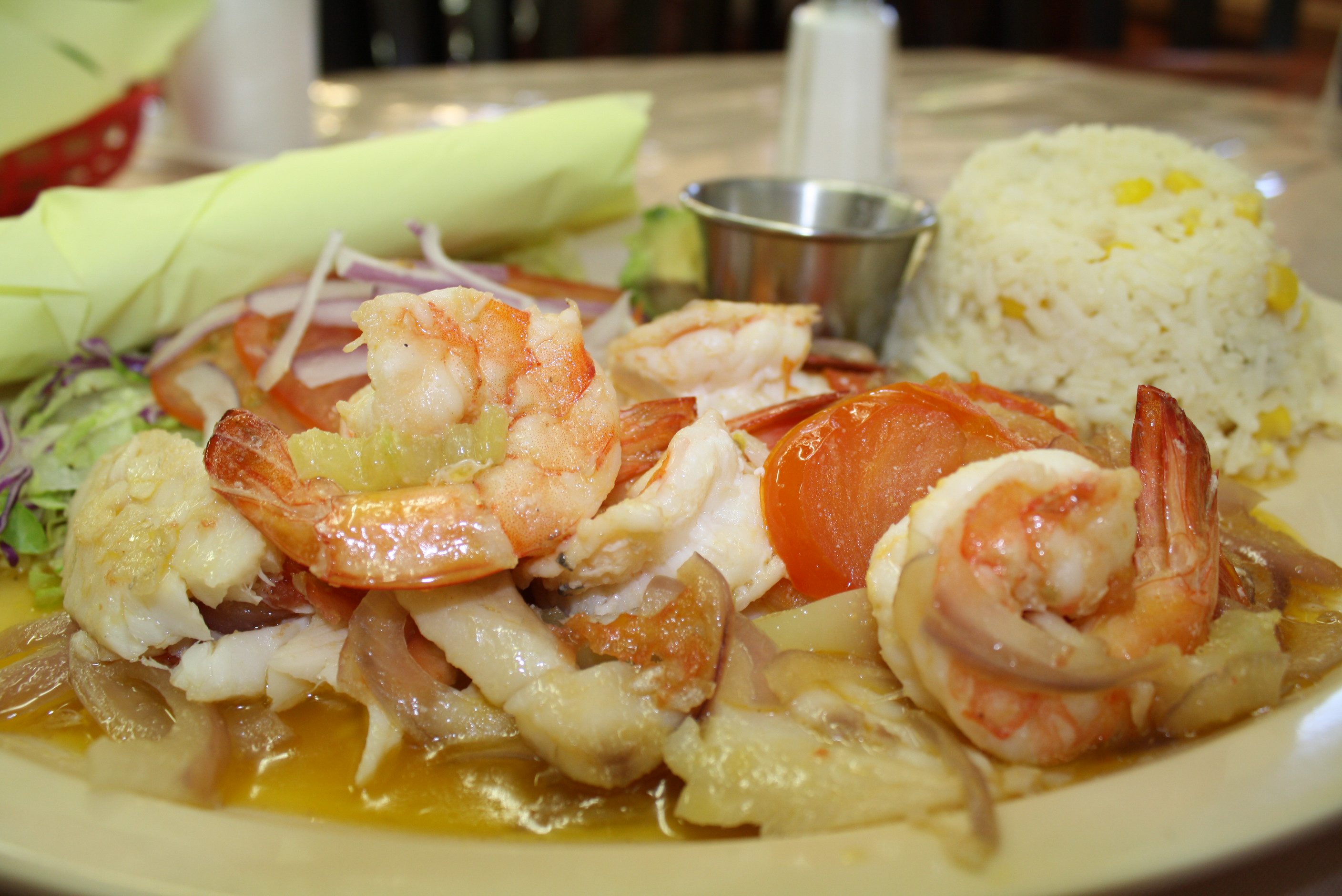 El 4 Vientos Camarones y pescado a la veracruzana. (Foto Agustím Durán/El Pasajero).