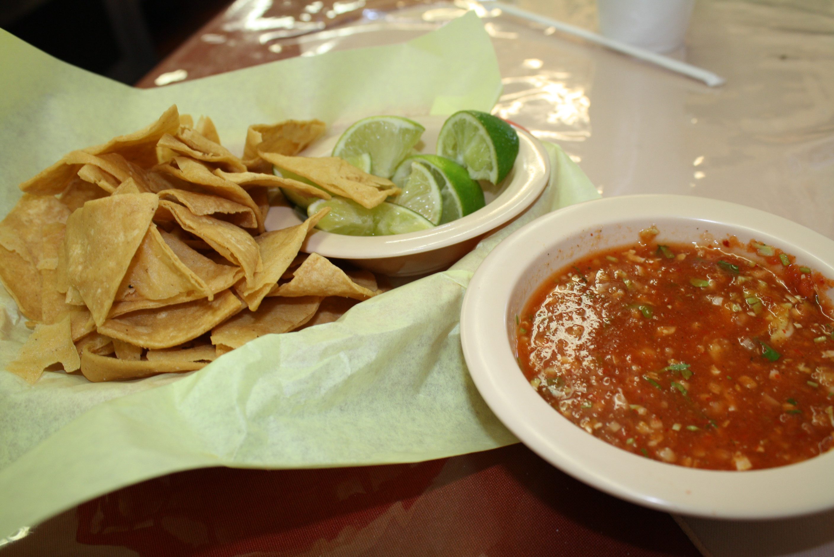 El 4 Vientos Totopos con salsa de chile de árbol. (Foto Agustín Durán/El Pasajero).