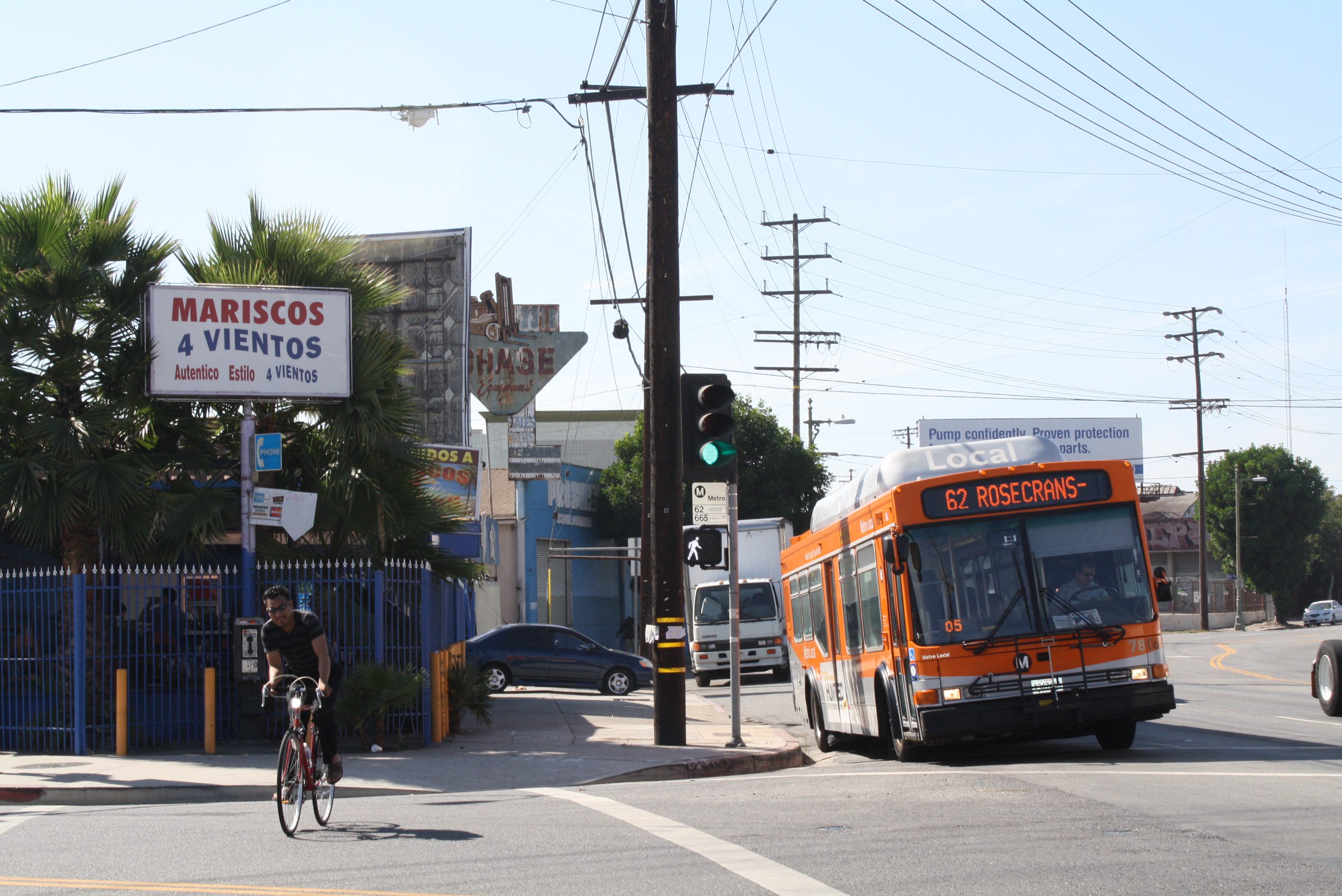 Los 4 Vientos Los autobuses de Metro lo llevan hasta la puerta de El 4 Vientos sin tener que preocuparse por estacionamiento. (Foto Agustín Durán/El Pasajero).