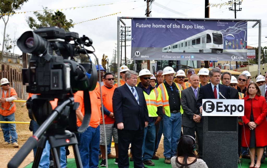El Supervisor del condado Zev Yaroslavsky durante la rueda de prensa en el futuro sito de la estación Palms. (Foto Steve Hymon/Metro).
