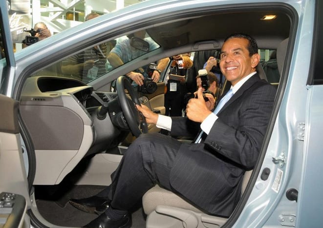 Alcalde angelino Antonio Villaraigosa en el Auto Show de 2011