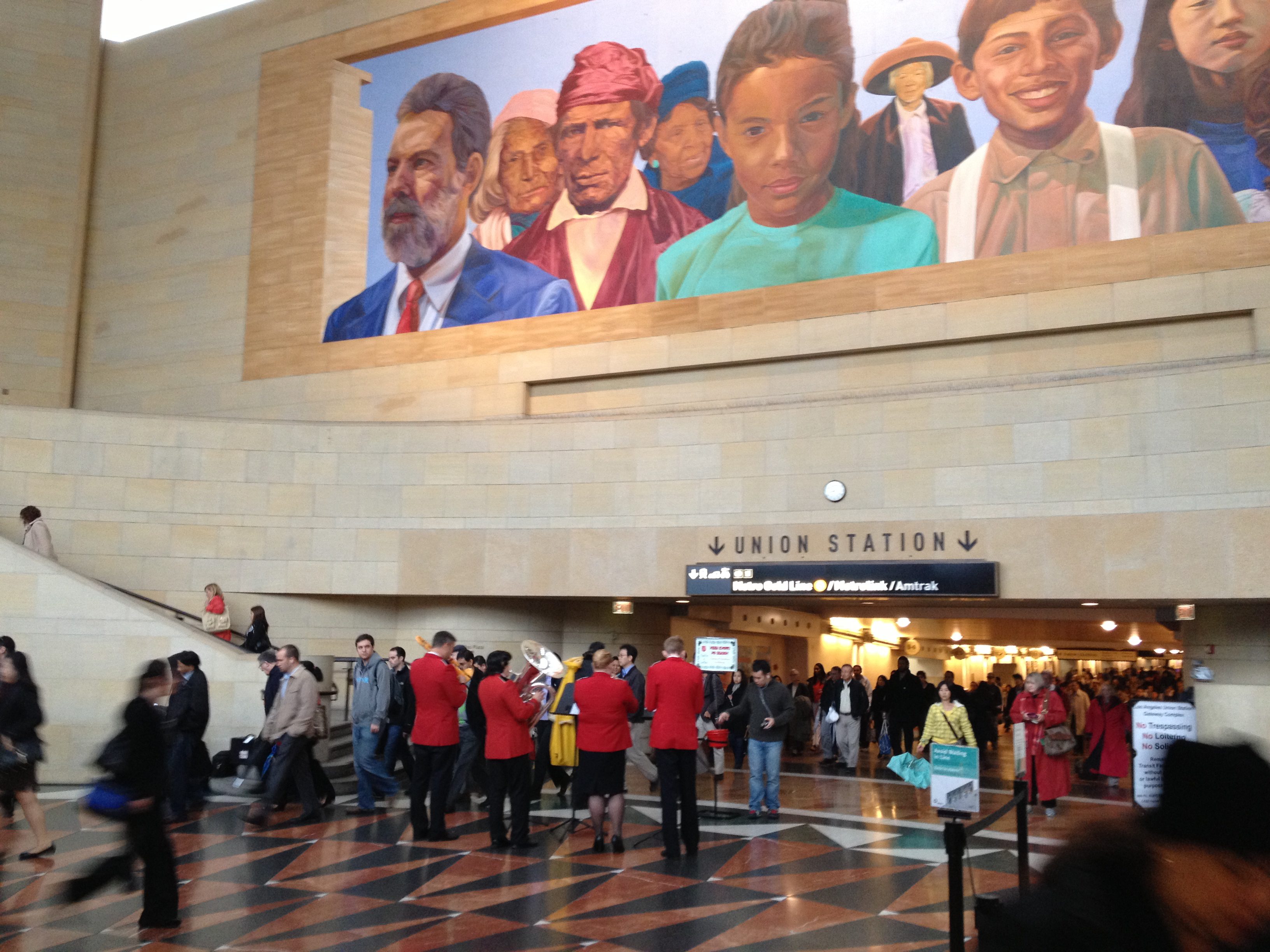 Los integrantes de la banda musical del Salvation Army en el Portal Este de Union Station. (Foto José Ubaldo/El Pasajero).