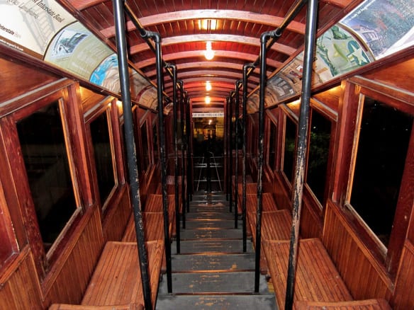 Interior del vagón Angels Flight. (Foto DB's Travels vía Flickr Creative Commons).
