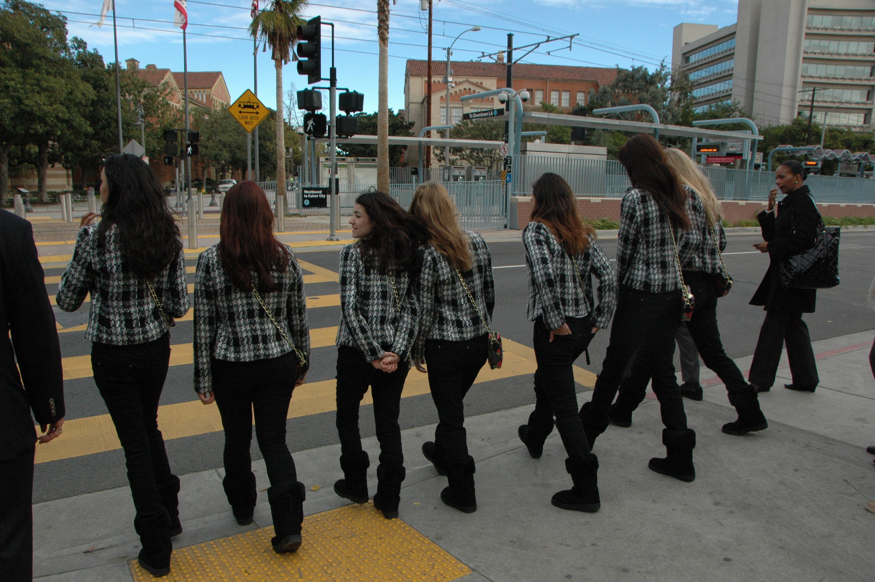 Rumbo a la estación Expo Park/USC de la Línea Expo. La Reina  Vanessa Natalie Manjarrez y su Corte Real . (Foto Luis Inzunza/Metro).