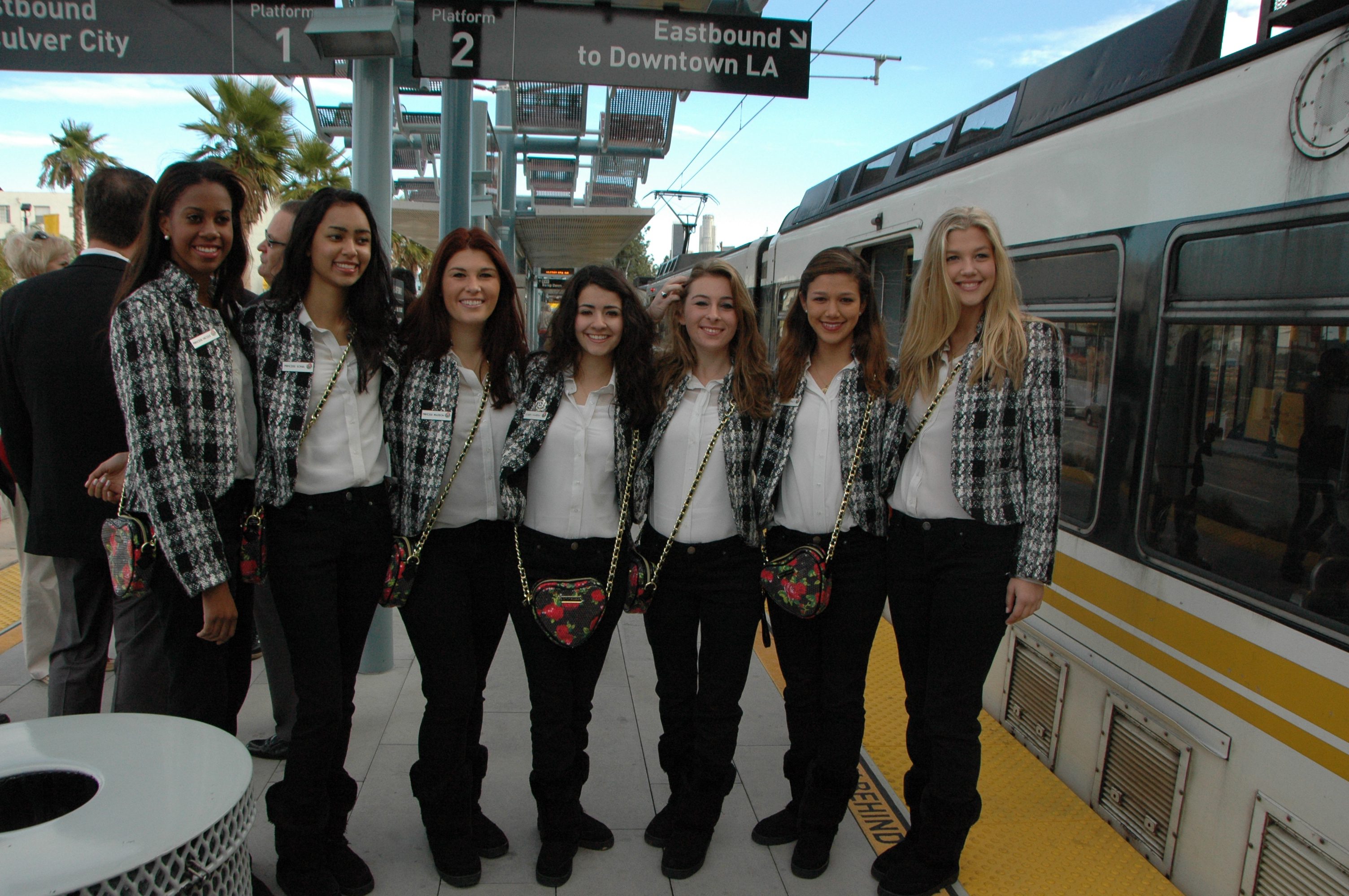La Reina del Desfile de las Rosas 2013 y su corte  en espera del tren de la Línea EXpo. (Foto Luis Inzunza/Metro).