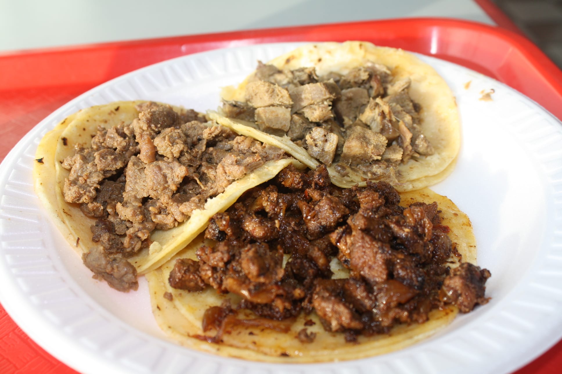 Tacos de asada, lengua y al pastor. (Foto Agustín Durán/El Pasajero)