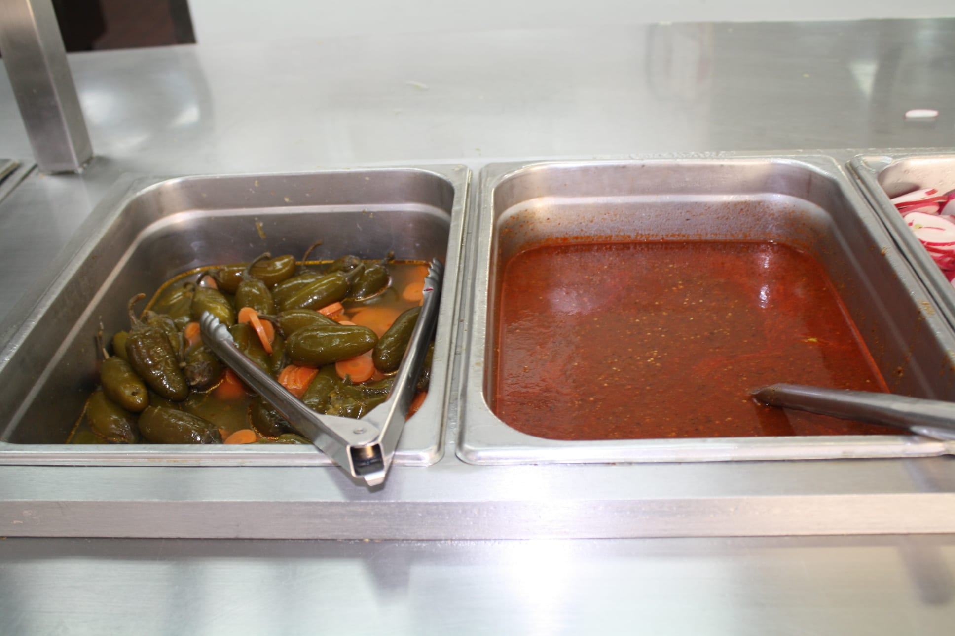 Chiles jalapeños y salsa roja  (Foto de Agustín Durán/El Pasajero).