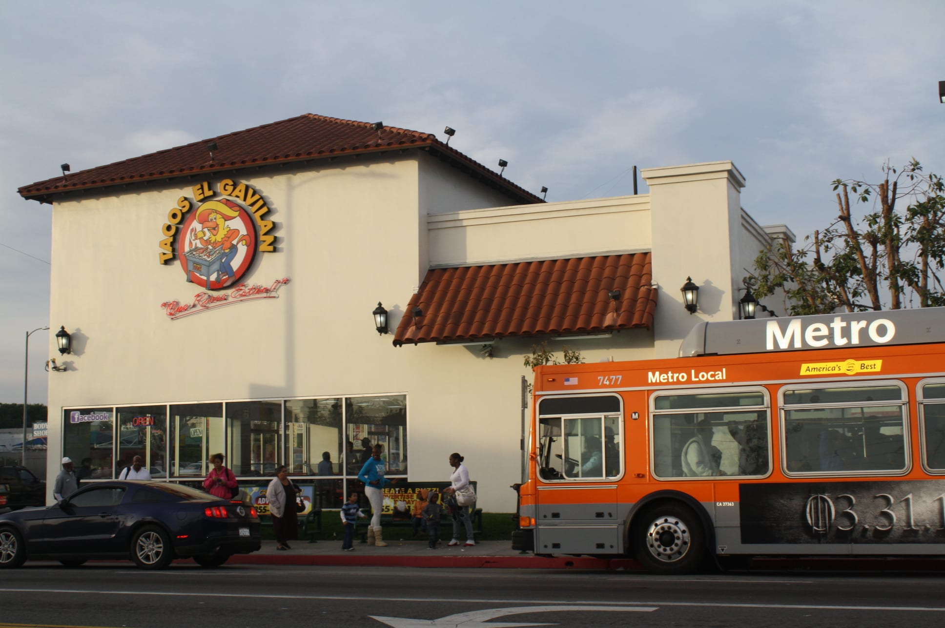 A Tacos El Gavilán en la esquina de la calle Broadway y la avenida Vernon se puede llegar a través de la Línea 105 de Metro por la avenida Vernon y la ruta 45 de Metro por la calle Broadway. (Foto de Agustín Durán/El Pasajero)