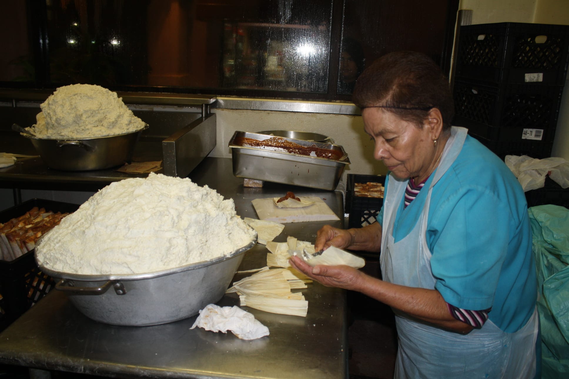 Experiencia y gusto por cocinar: son tan solo segundos los que le toman a Ignacia Morales para preparar un tamal. (Foto de Agustín Durán/El Pasajero).