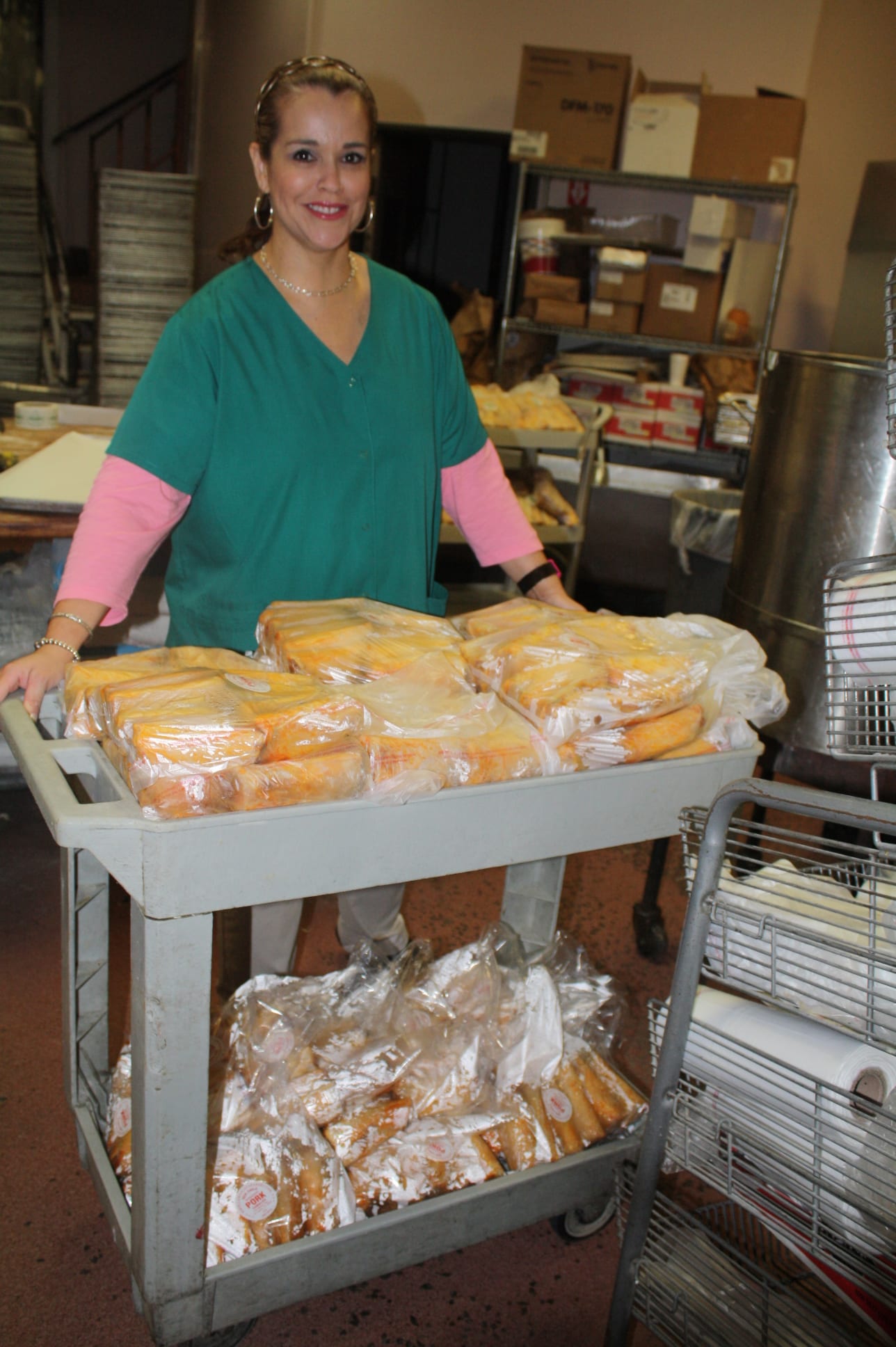 Michelle Barton, nieta de los fundadores, muestra algunos de los tamales listos para entregarse. (Foto de Agustín Durán/El Pasajero)