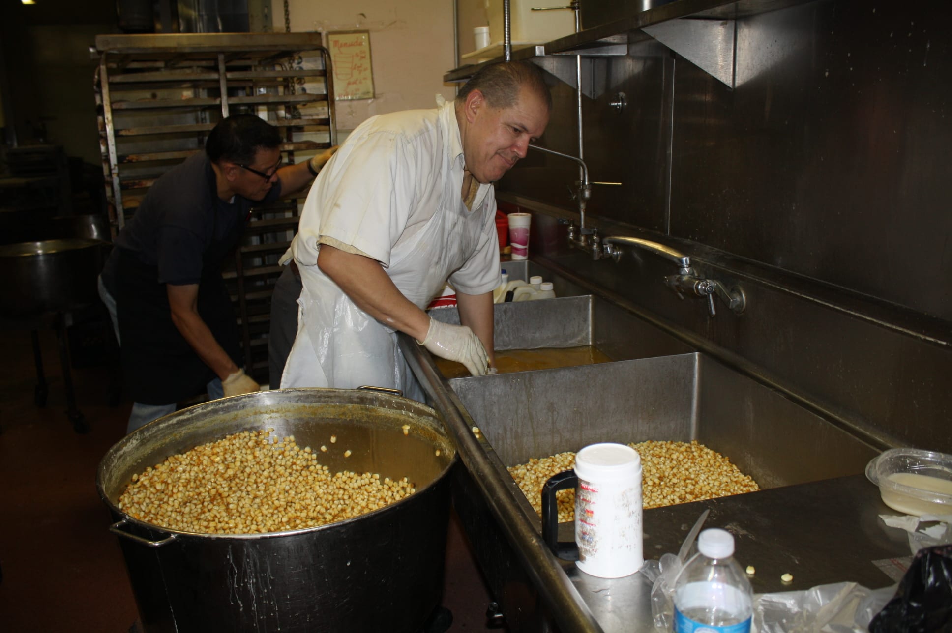  La preparación de los tamales en La Mascota se inicia moliendo el maíz. Víctor Salcedo es uno de los hijos del fundador. (Foto de Agustín Durán/El Pasajero).