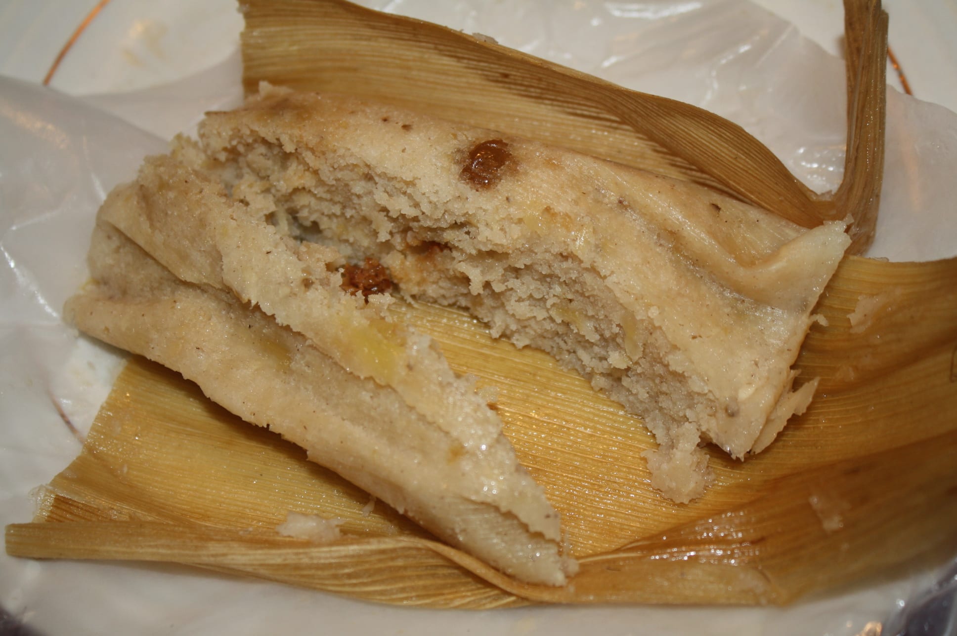 Tamal de dulce con piña y pasas. (Foto de Agustín Durán/El Pasajero).