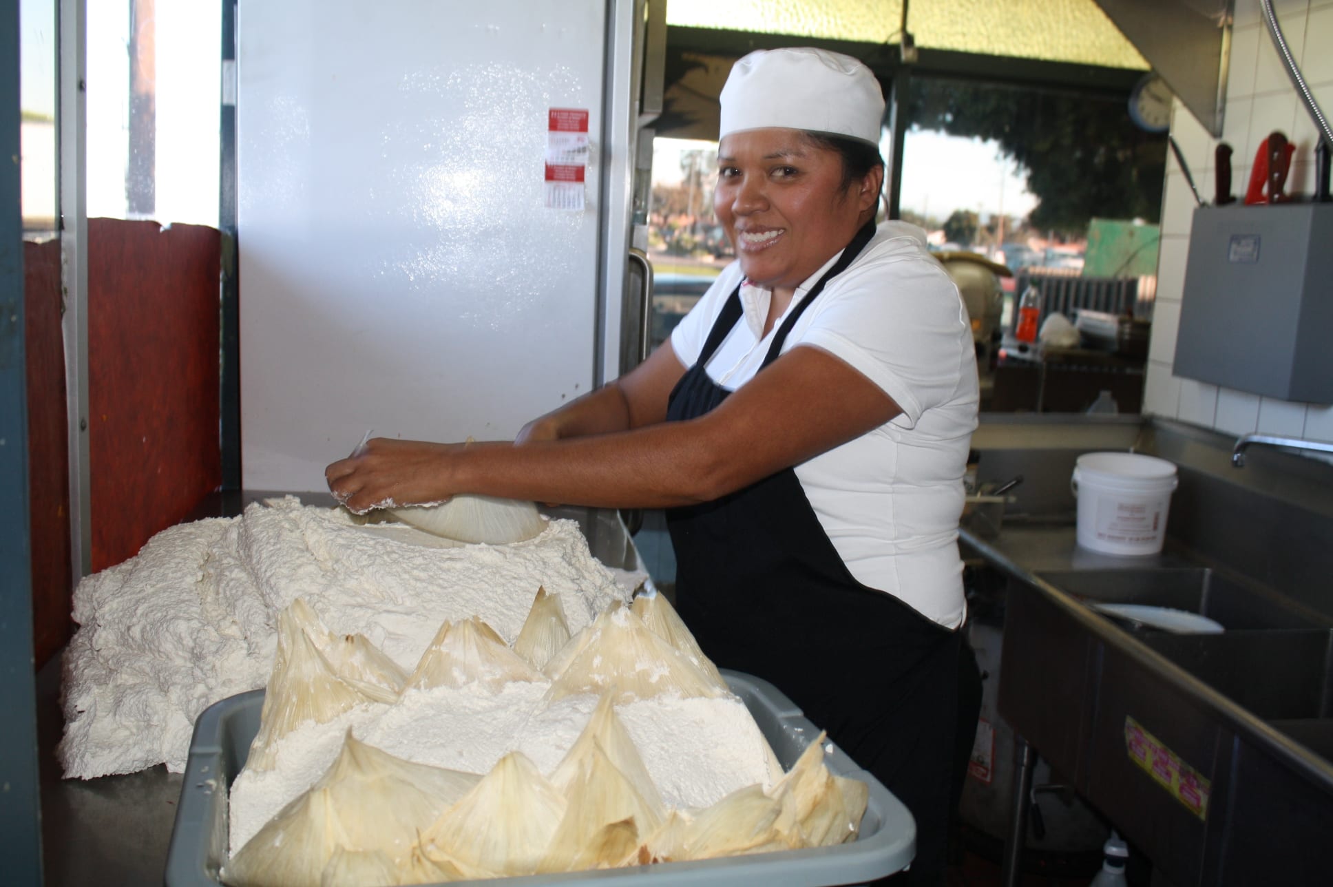 Marlen Palafox es la ama y señora de la cocina en Tamales Guadalajara. (Foto de Agustín Durán/El Pasajero).