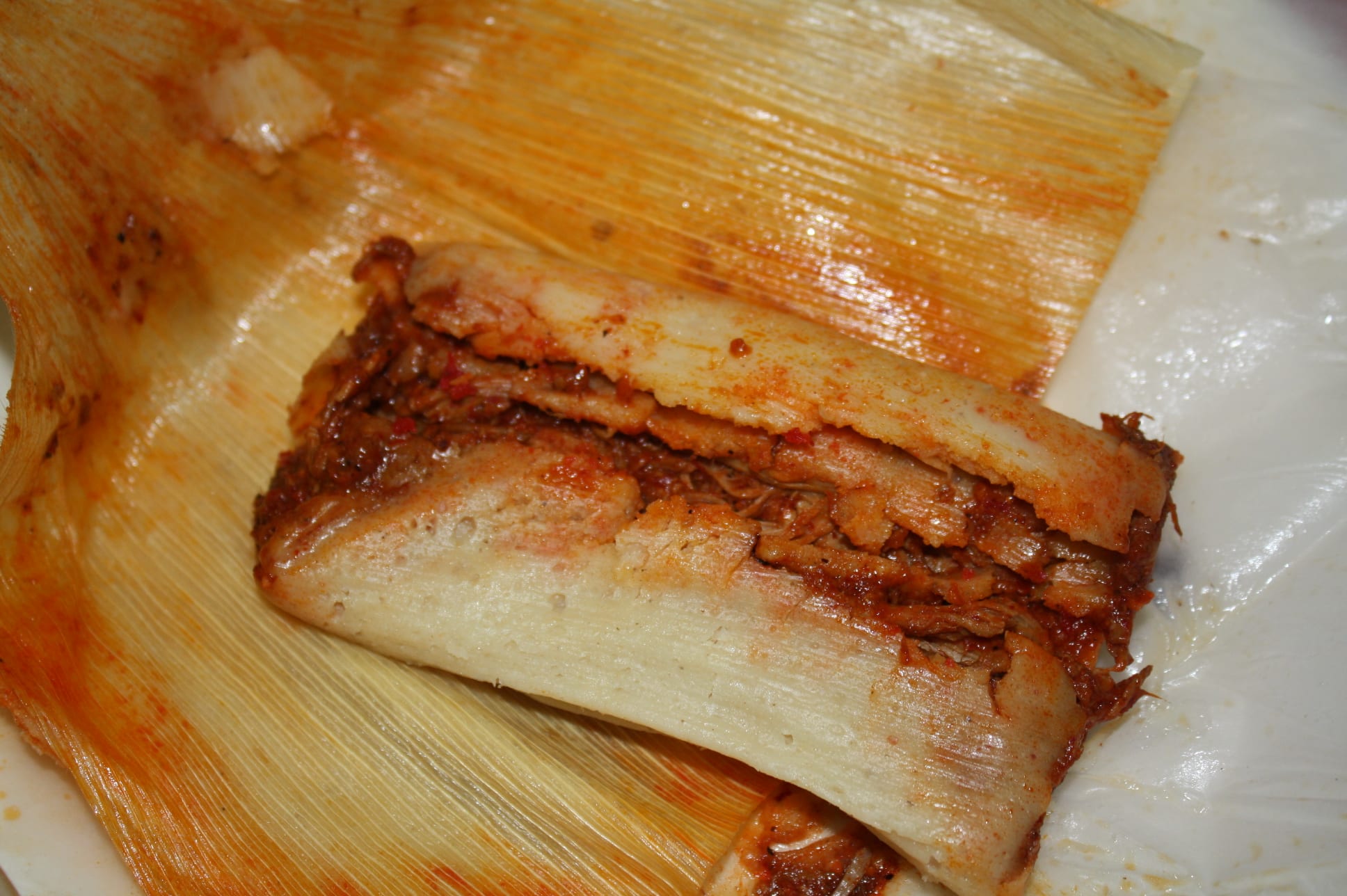 Los tamales de chile rojo tienen un sazón casero delicioso y la cantidad de carne con que lo rellenan hacen una combinación maravillosa. (Foto de Agustín Durán/El Pasajero).