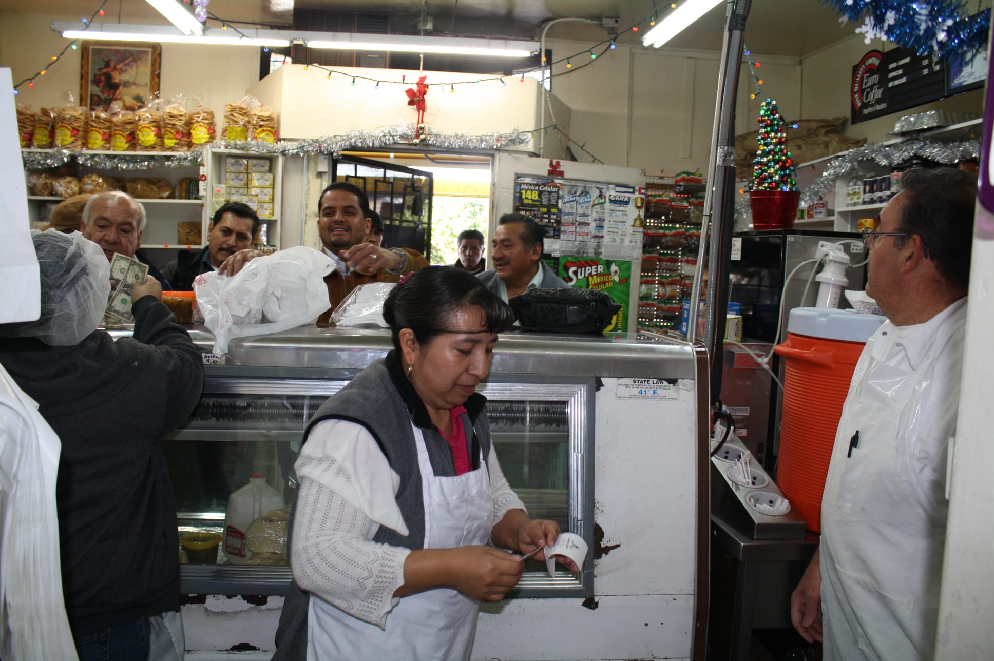 El lugar es pequeño pero lleno de actividad con las ordenes llegando a cada momento, especialmente en esta  temporada Navideña. (Foto de Agustín Durán/El Pasajero).