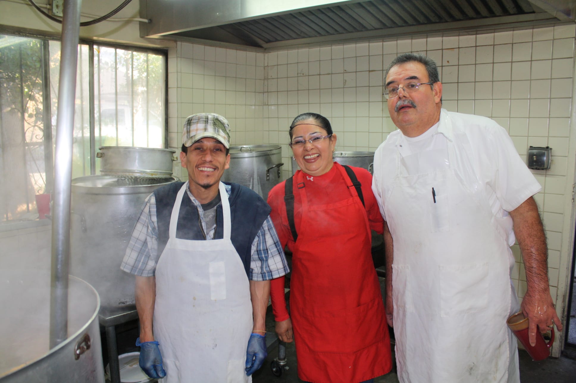Juanito “El Chef”, Emilia Ramos la mera dueña del negocio y Rodolfo Chávez, encargado del La Indiana desde hace  35 años. (Foto de Agustín Durán/El Pasajero).