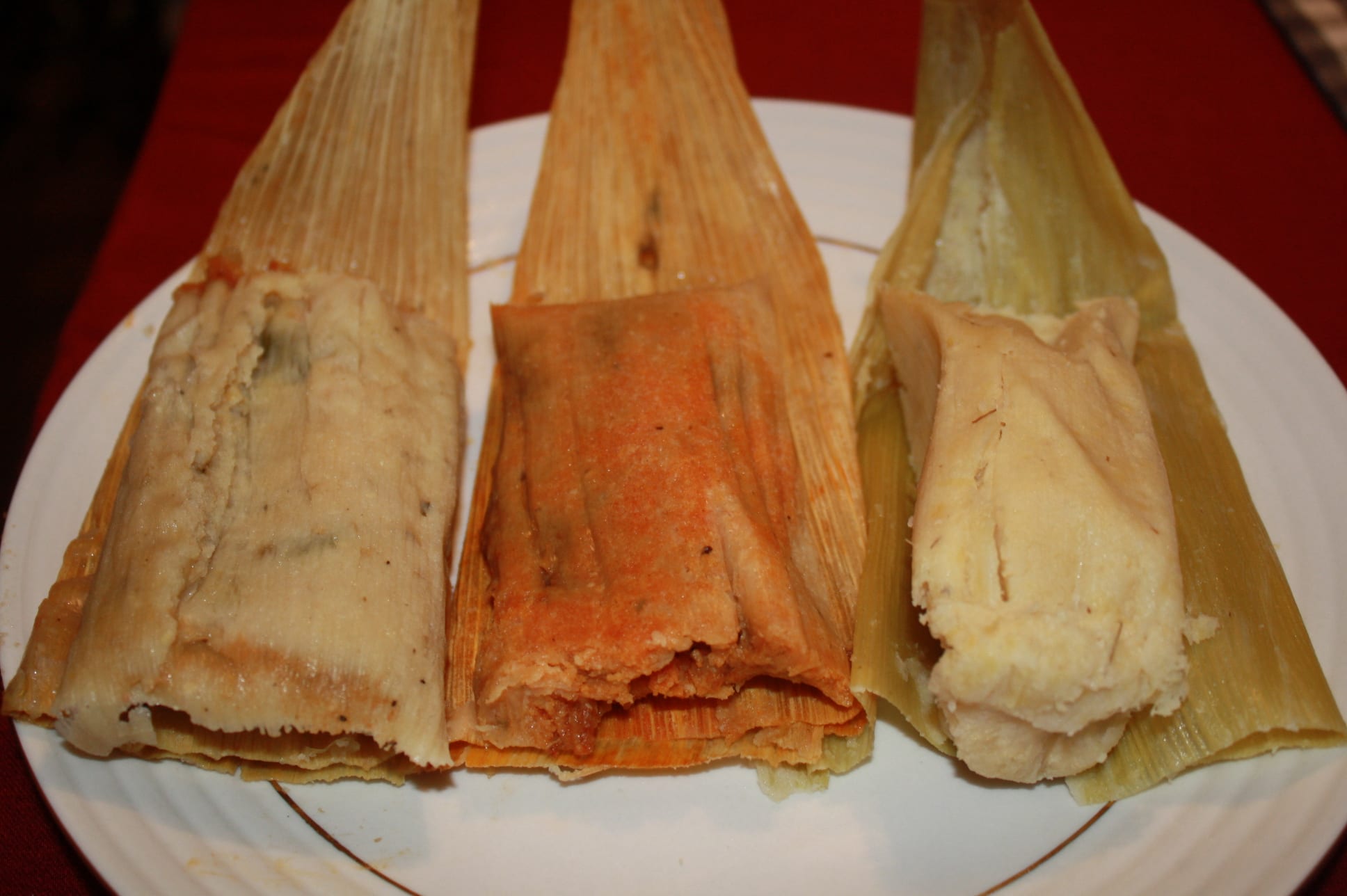 Tamales de rajas con queso, de chile rojo rellenos de puerco o de res y los de dulce de piña con pasas son de los favoritos. (Foto de Agustín Durán/El Pasajero).