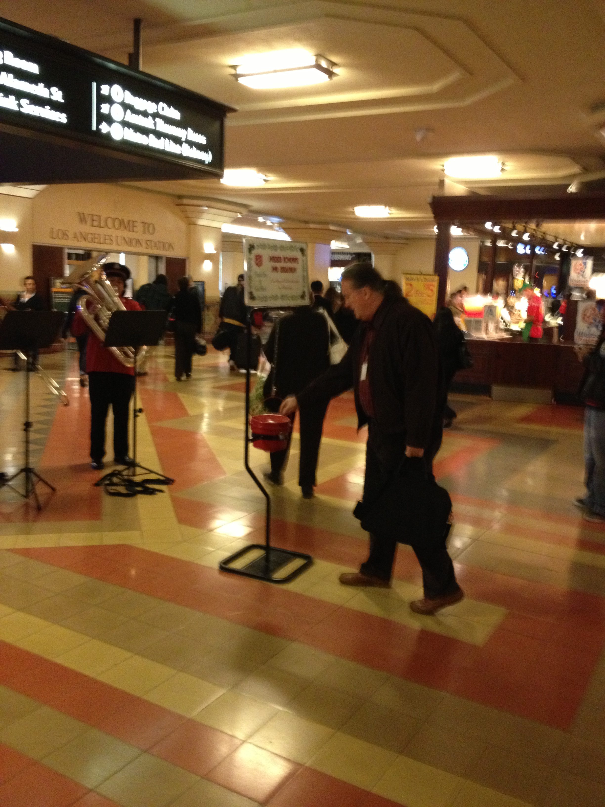 Un usuario de Union Station deposita su ayuda para los necesitados en esta temporada navideña. (Foto José Ubaldo/El Pasajero).