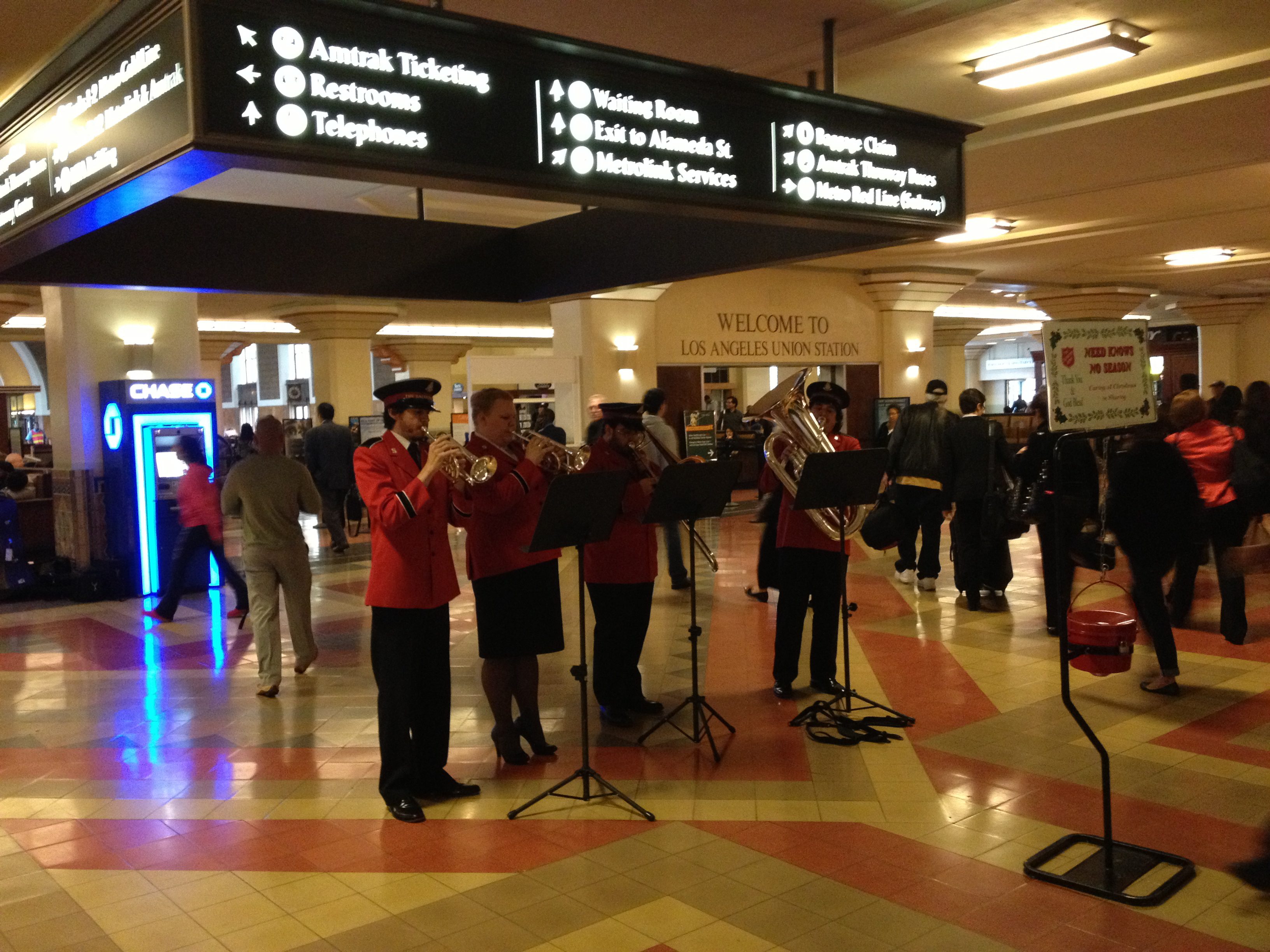Las melodías tradicionales de la época navideña deleitan a los usuarios de Union Station durante las horas pico de la mañana y la tarde. (Foto José  Ubaldo/El Pasajero).