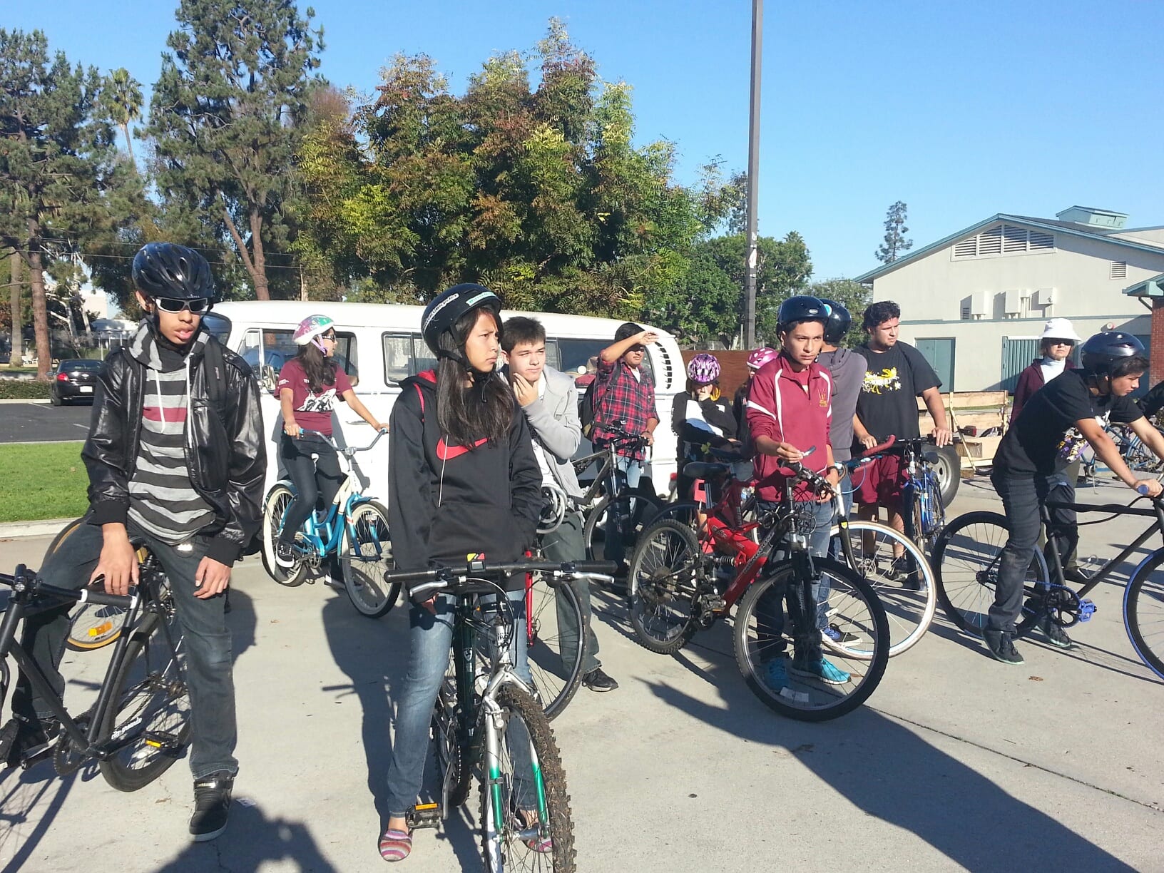 Estudiantes de Downey H.S y miembros del Club Kiwins fueron determinantes en la formación de la Coalición de Ciclistas de Downey (Foto de Agustín Durán/El Pasajero).