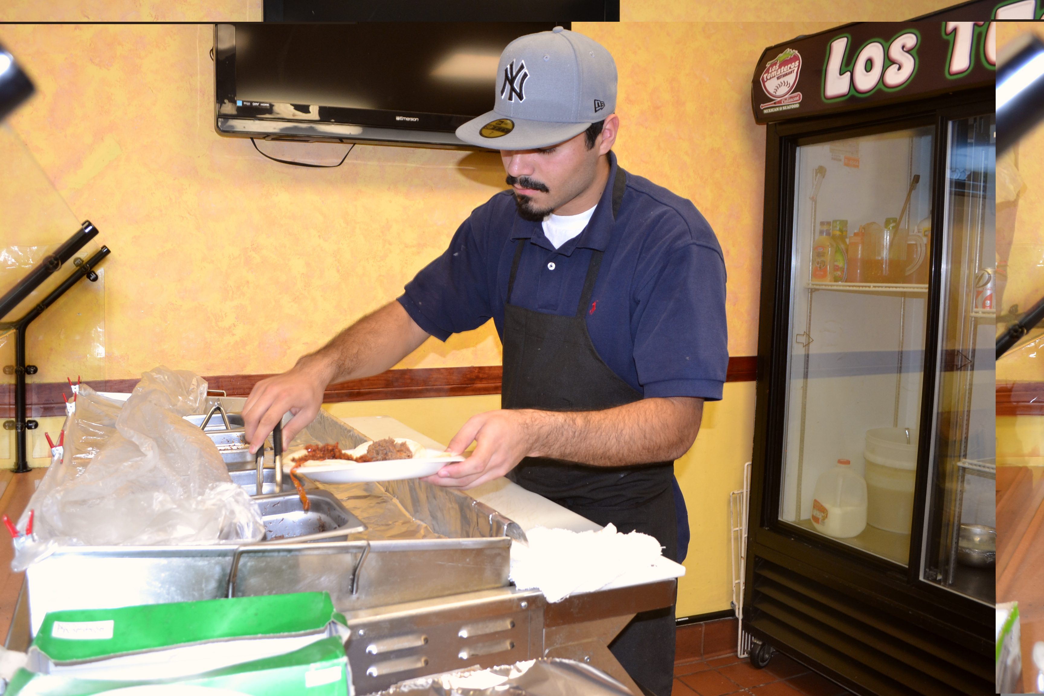Carlos Gómez es el cocinero en el restaurante que tiene una salsa de cebolla morada, con limón chile habanero, pimienta y limón que simplemente le da el toque que original que hace a los clientes regresar. (Foto de Agustín Durán/El Pasajero).