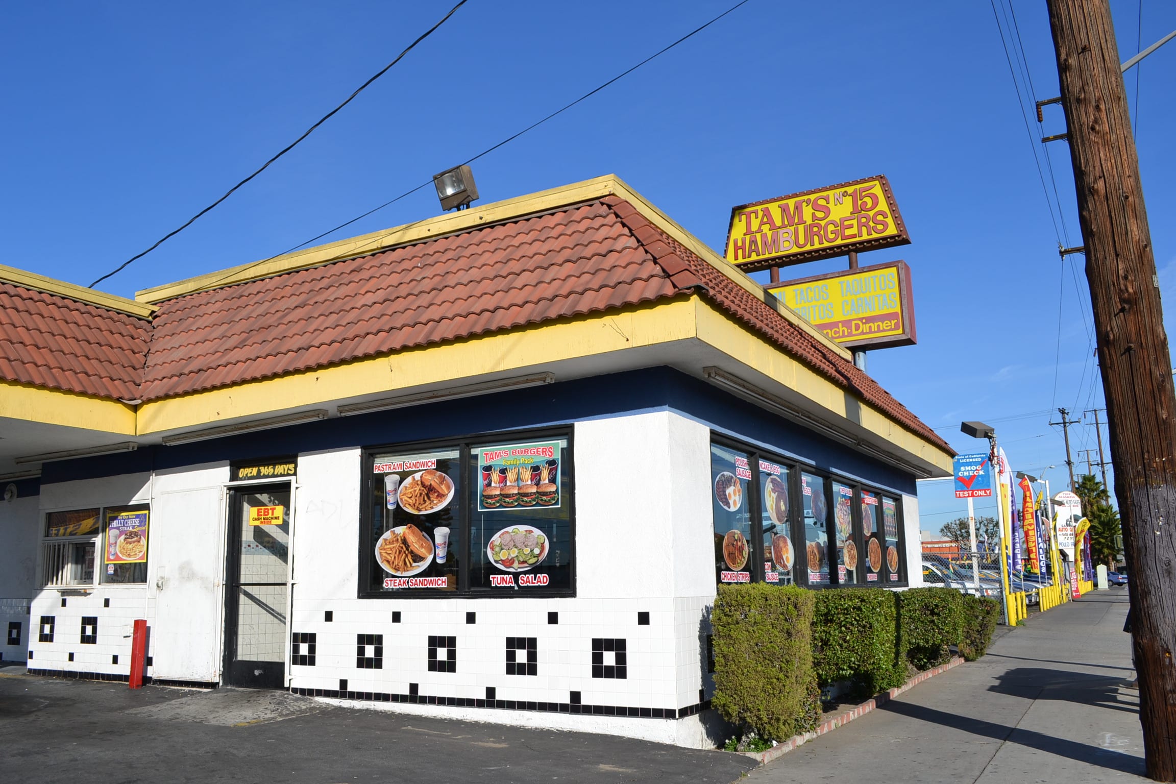 Si vives en el sur de Los Ángeles el restaurante Famous Tam’s Super Burgers que más cerca te queda es el que está ubicado en el 7219 S. Alameda St., Los Ángeles, CA 90001.  