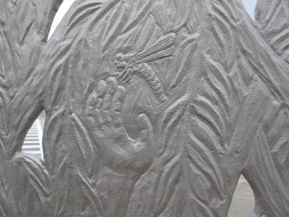 Detalle de la escultura "El Paraje", instalada en el Artesia Transit Center.