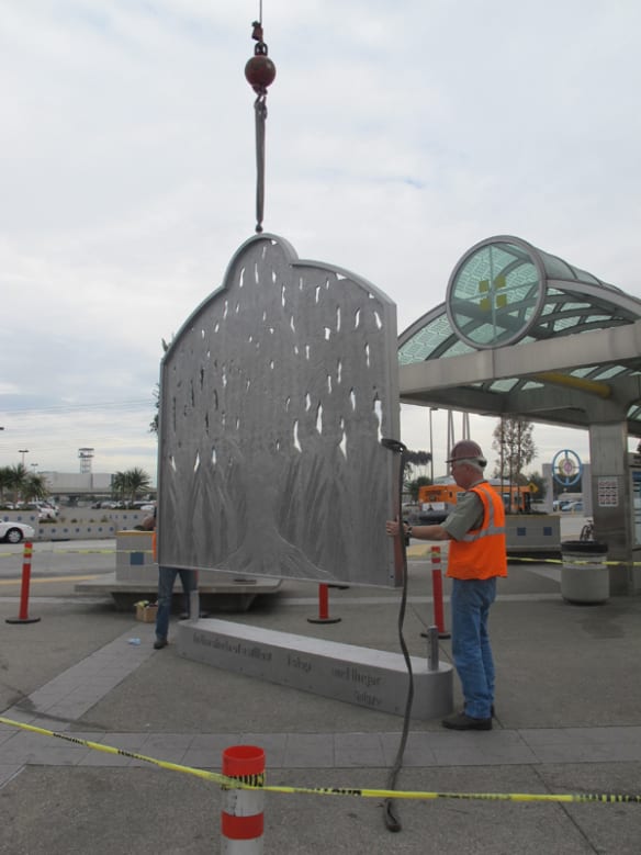 Un trabajador termina de instalar la escultura.