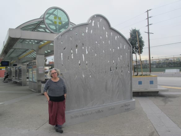 La artista, Alison Saa, con su obra ya instalada.