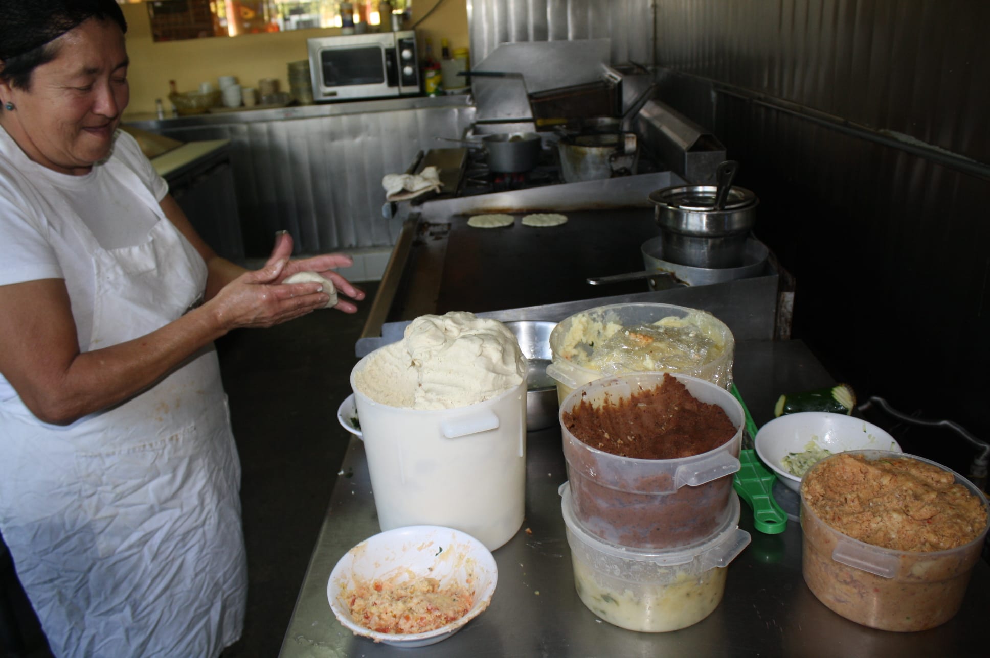Antonia cocina pupusas desde que era niña y en un día ha preparado hasta dos mil. (Foto de Agustín Durán/El Pasajero).