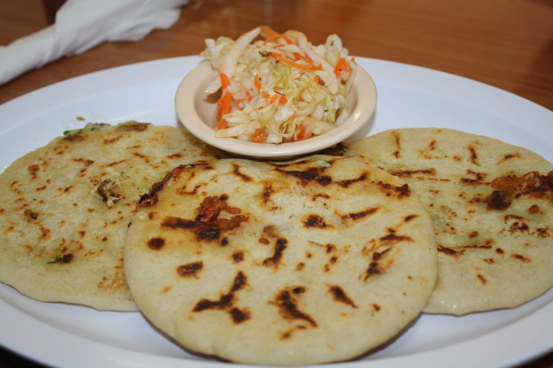 Pupusa de camarón con queso, espinaca y calabaza con queso. (Foto de Agustín Durán/El Pasajero)