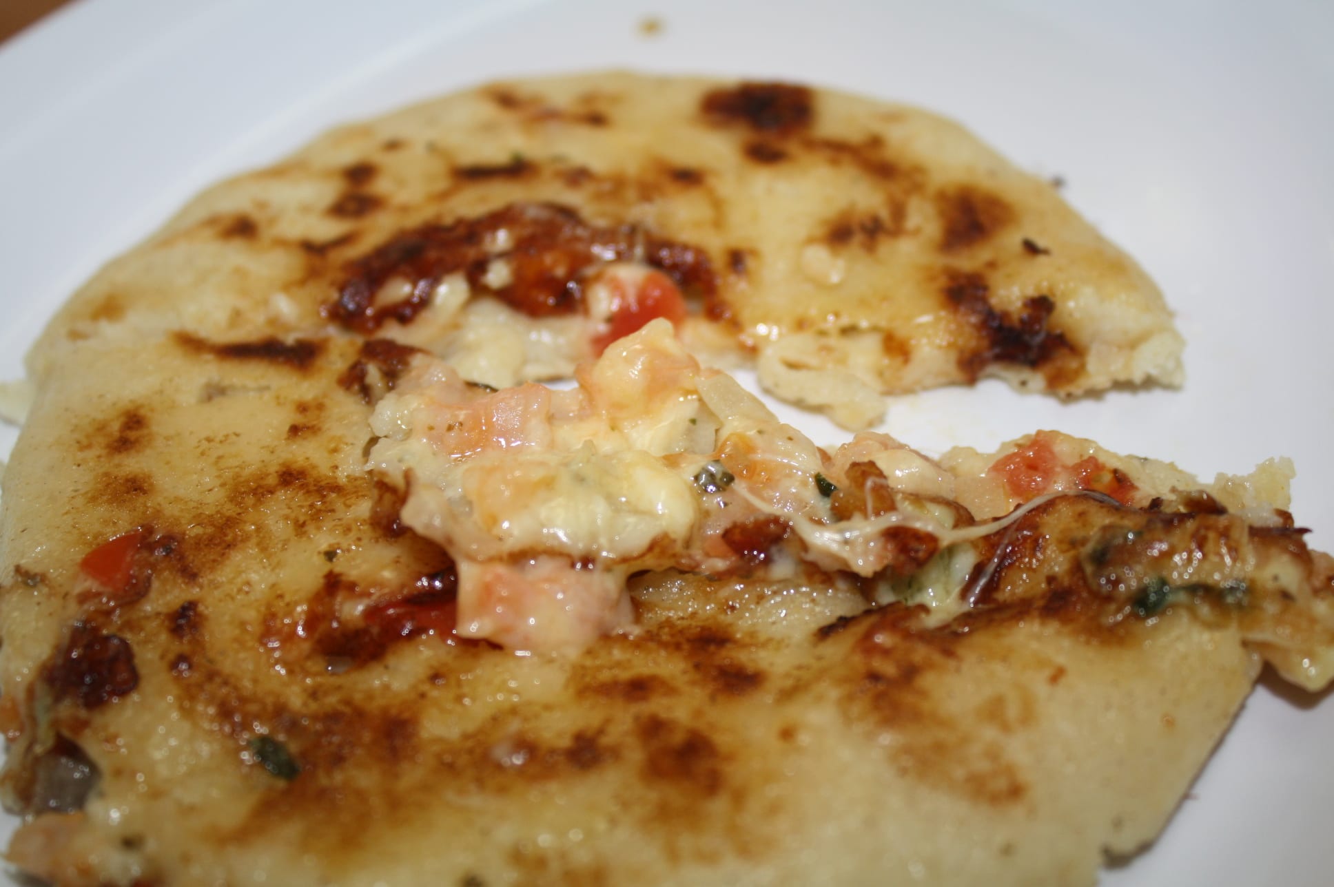 Pupusa de camarón con queso. (Foto de Agustín Durán/El Pasajero).