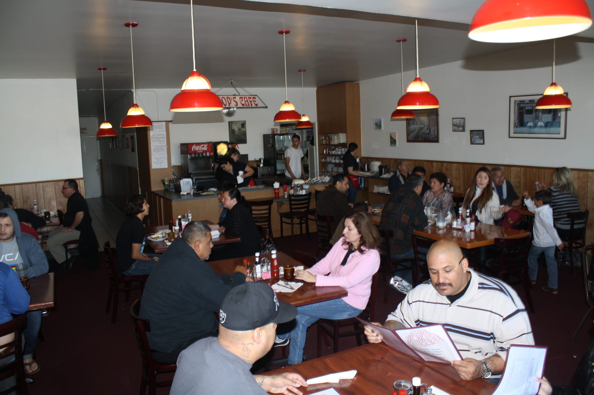 El ambiente es totalmente acogedor y familiar en Pop’s Cafe. (Foto de Agustín Durán/El Pasajero).