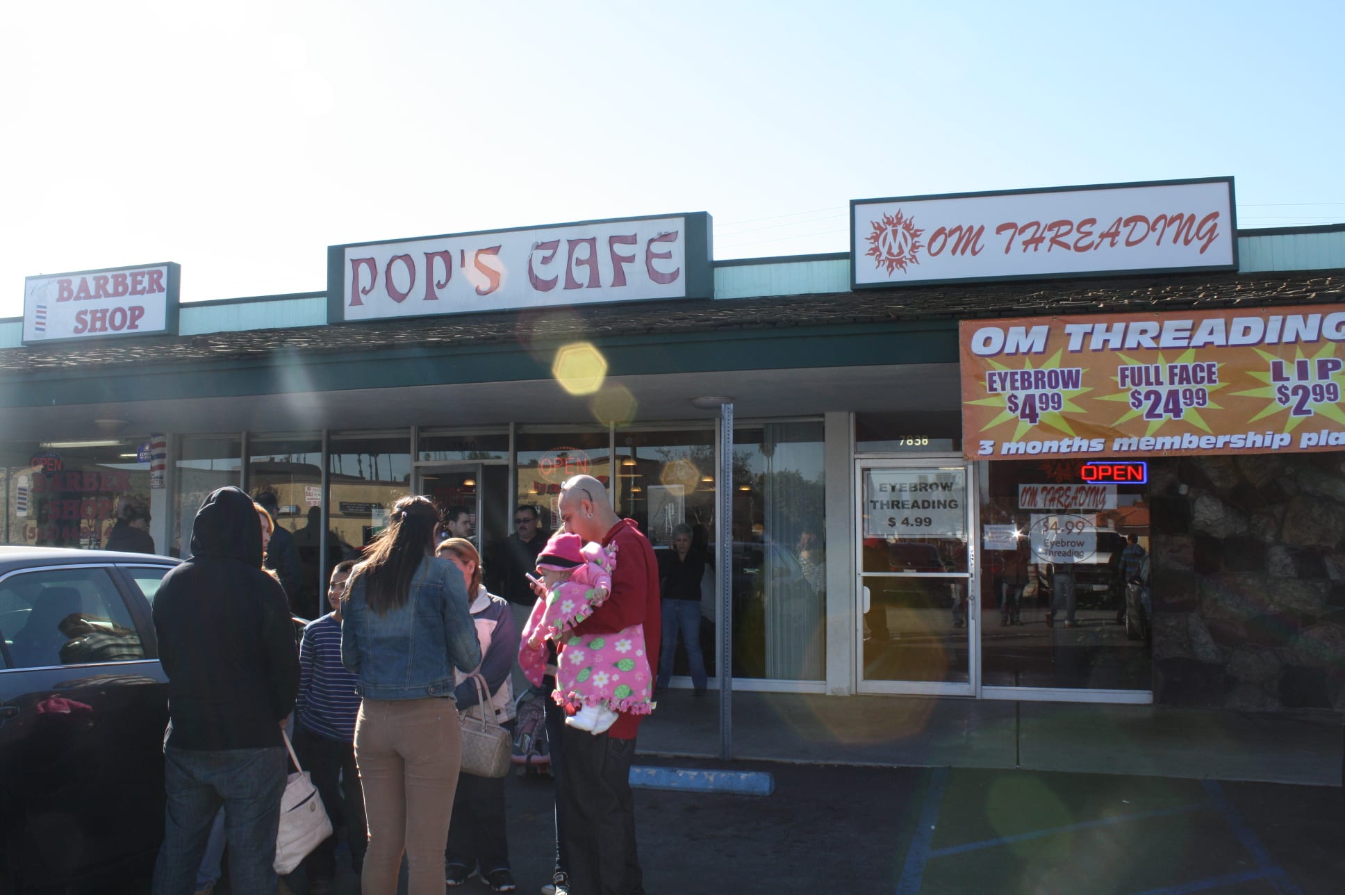 No es raro ver a gente esperando afuera de Pop’s Cafe, pero la espera no es larga y siempre vale la pena esperar.  (Foto de Agustín Durán/El Pasajero).
